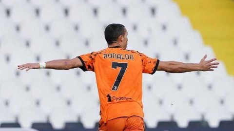 王者归来！C罗战疫后梅开二度，晒照庆祝并豪言：很高兴帮助球队实现目标