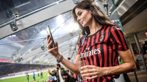 米兰德比红毯秀：绿茵场外的璀璨星光