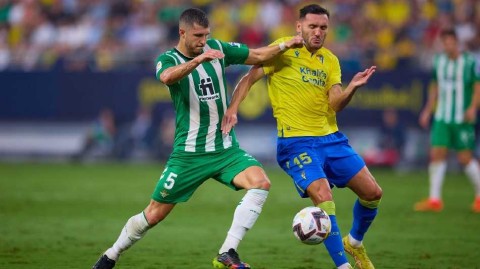 加的斯主场鏖战逼平皇家贝蒂斯 激烈对抗尽显西甲魅力