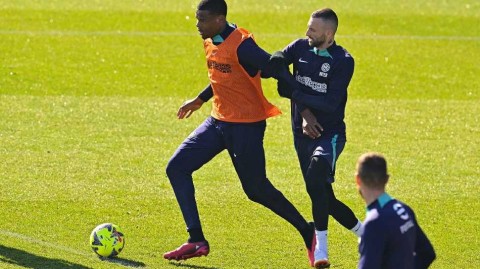 科莫湖畔的蓝黑军团：国际米兰备战意甲联赛掠影