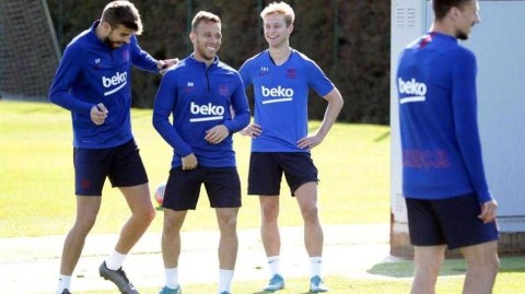 梅西与苏亚雷斯的快乐足球：巴萨训练场上的爆笑兄弟情