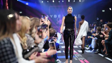 绿茵场外的风景：莉娜·格尔克在柏林时装周演绎德国甜心的时尚蜕变