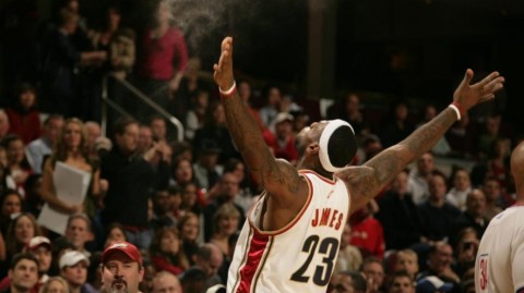 41岁詹皇宝刀不老，骑士首轮激战猛龙