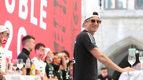 慕尼黑盛典：拜仁加冕双冠王，市长亲临致贺