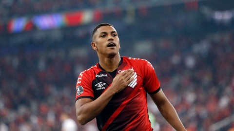 绿茵烽火：南美解放者杯小组赛的巴西对决