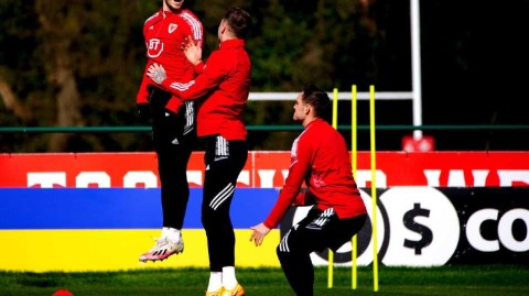 威尔士巨龙备战世界杯 贝尔训练场展翅跃高空