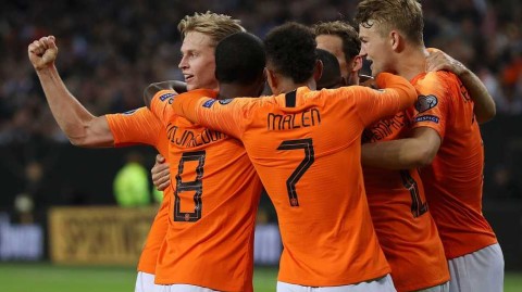 欧预赛经典战役：德国战车汉堡崩盘，橙衣军团上演惊天大逆转