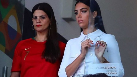 C罗荣耀时刻身边佳人似玉，乔治娜欧国联决赛观战装束引发热议