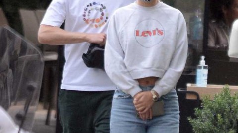 巴塞罗那的午后：弗兰基-德容与女友的甜蜜用餐时光