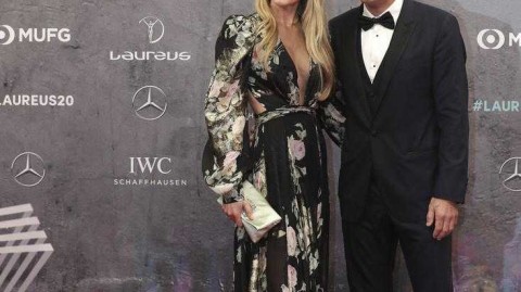 绿茵传奇的柏林之夜：菲戈与爱妻盛装亮相劳伦斯颁奖礼