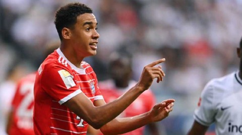 拜仁新星隔离日记：穆西亚拉新冠检测阳性后的坚守与期盼