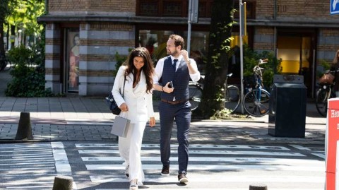 曼联旧将与爱妻挽手街头，铁血后卫的柔情漫步