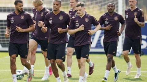 德意志战车厉兵秣马 友谊赛前展铁血意志