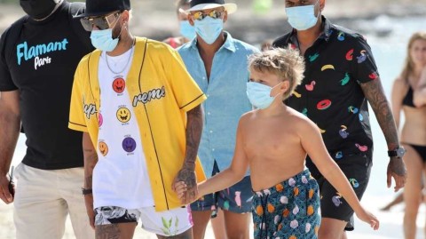 时光里的温情：内马尔与儿子卢卡的伊比萨岛阳光记忆