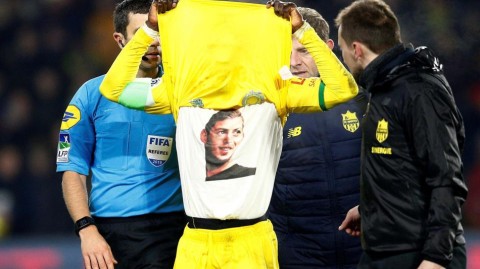 英吉利海峡的悲鸣：南特球迷用巨幅tifo为“幽灵进球”的萨拉照亮回家的路