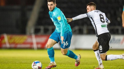 自由球场铁壁之争：斯旺西雨夜逼平伯恩茅斯，英冠榜首易位悬念丛生