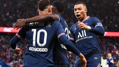 巴黎力克马赛向冠军冲刺 内马尔姆巴佩双星闪耀国家德比