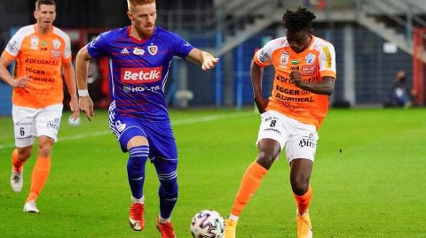 欧冠资格赛波兰雨夜激情对决 皮亚斯特三度破门绝杀奥地利哈特堡