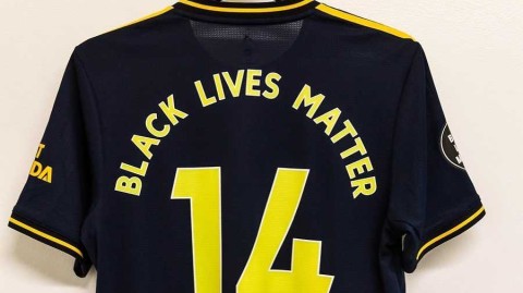 深蓝战袍下的呐喊：阿森纳如何用球衣为正义与英雄披甲