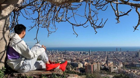 武磊训练之余登高望远 在巴塞罗那的阳光下俯瞰这座城