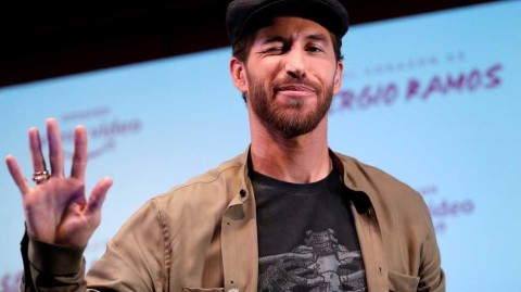 拉莫斯发布会惊艳亮相：从球场硬汉到时尚型男