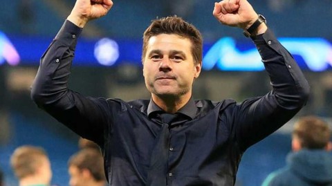 激情澎湃！波切蒂诺更衣室复刻C罗标志性庆祝，热刺掀翻曼城创历史