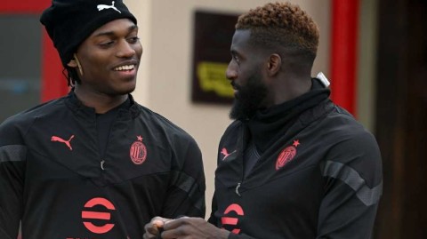 红黑军团备战训练营 葡萄牙飞翼展现明媚笑容