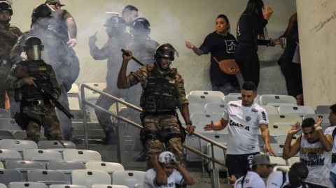 南美解放者杯赛后骚乱 警方橡皮子弹催泪瓦斯驱散球迷