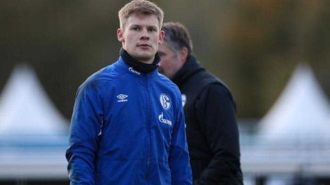 皇家蓝的脉搏：沙尔克04矿工之心在盖尔森基兴冬日中跳动