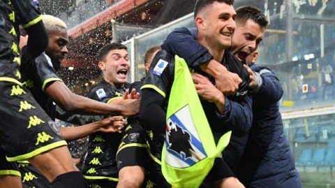 热那亚之夜：蓝色郁金香与紫色风暴的平局交响