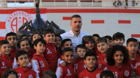 科隆王子登陆地中海，波多尔斯基亮相安塔利亚开启土超新征程