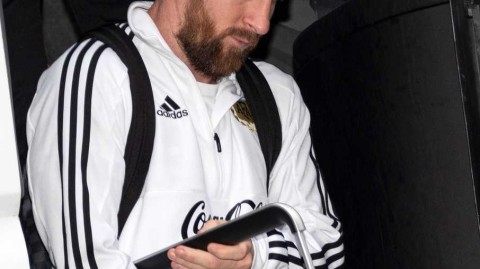 梅西解禁归来！阿根廷男足空降利雅得，沙漠之战静待巴西