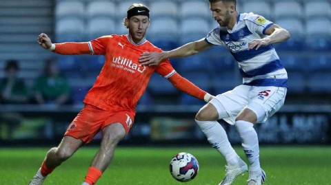 洛夫图斯路球场的较量：布莱克浦客胜女王公园巡游者