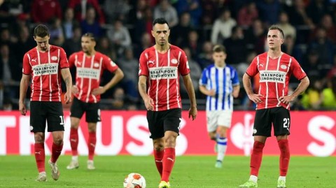 欧联杯首轮激战：埃因霍温与皇家社会飞利浦球场上演进球大战，二比二握手言和