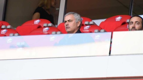 狂人眺望法兰西：穆里尼奥现身里尔看台，深耕法国足球新土壤