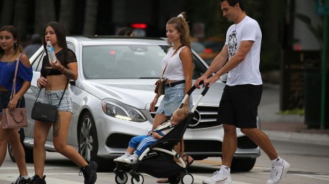 胡梅尔斯一家三口享受温馨家庭假期