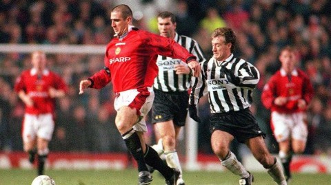 曼联“国王”加冕英超名人堂：埃里克·坎通纳，那永远竖起的衣领与不灭的传奇