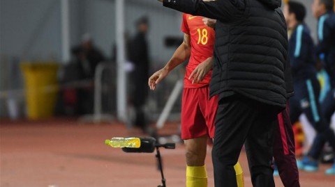 国足0-2喀麦隆，出线警报拉响——邵佳一阶段性“摸底考”的四大危机与反思