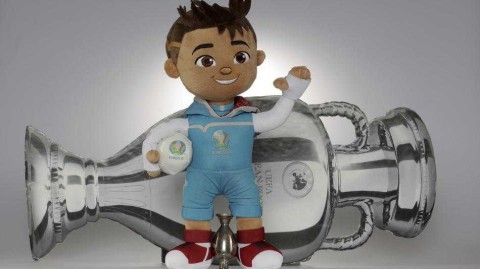 欧洲杯的灵动与荣耀：邂逅吉祥物斯基里希与德劳内杯