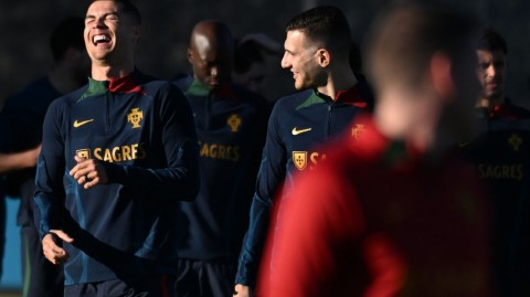 葡萄牙集训备战欧洲杯预选赛 C罗与队友训练场热络互动展现团队精神