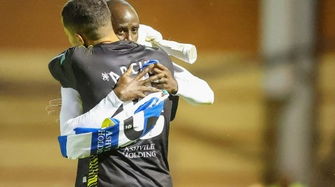 英联杯首轮激战：女王公园巡游者点球气走莱顿东方，赛场瞬间回眸