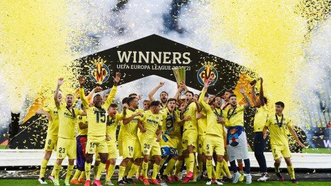 欧联杯决赛惊世点球大战 比利亚雷亚尔力克曼联捧起冠军奖杯