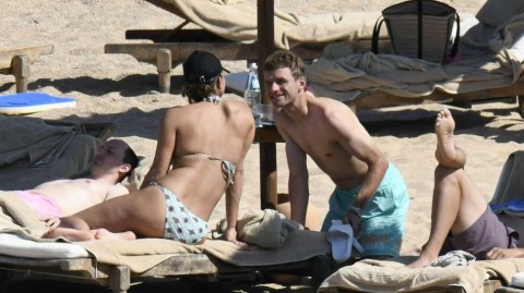 托马斯-穆勒与爱妻丽莎撒丁岛浪漫假日 绿茵场下的甜蜜时光