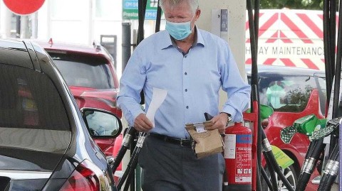 弗格森爵士独自驾车加油，精神矍铄引发球迷关注