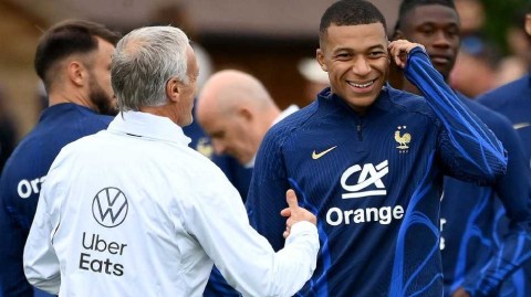 法国队欧国联赛前训练姆巴佩与主帅德尚轻松交流备战氛围良好