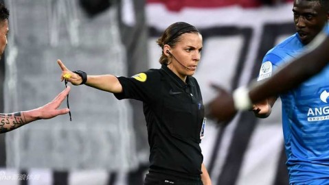 绿茵场上的破风者：法甲首位女主裁史蒂芬妮·弗拉帕特的传奇之路