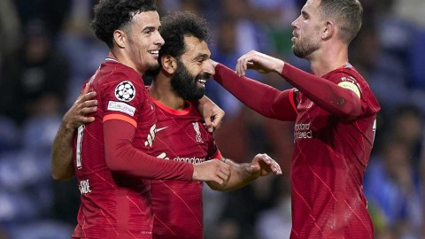 欧冠经典战役：红军利物浦客场五球狂胜波尔图，萨拉赫与菲尔米诺双星闪耀