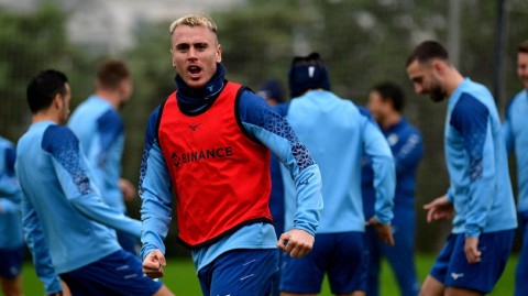 蓝鹰展翅备战忙 更衣室和谐助力赛季冲刺