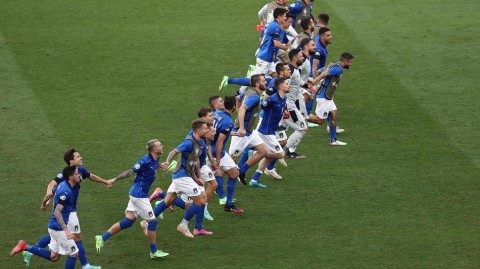 蓝衣军团完美风暴：意大利零封威尔士，全胜战绩昂首晋级