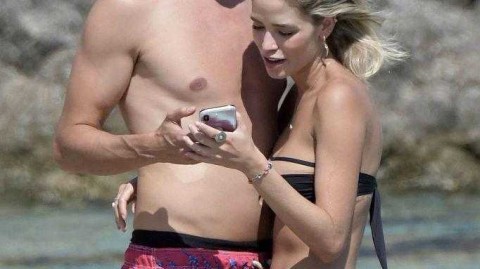 卡卡与女友希腊天堂海滩 神仙眷侣演绎爱琴海之恋